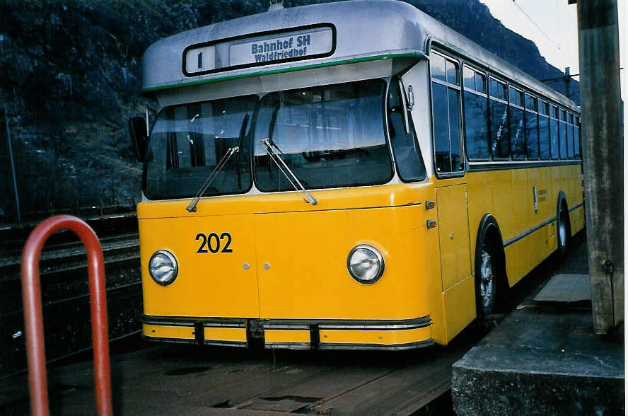 (051'322) - VBSH Schaffhausen (TVS) - Nr. 202 - Berna/SWS-R&J Trolleybus am 1. Januar 2002 beim Bahnhof Biasca