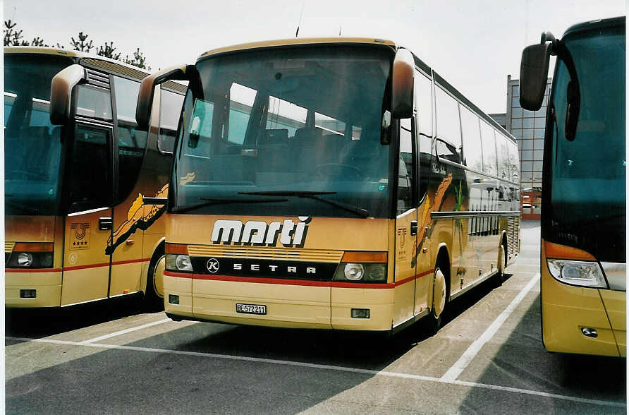 (052'805) - Marti, Kallnach - Nr. 11/BE 572'211 - Setra am 6. April 2002 in Kallnach, Garage