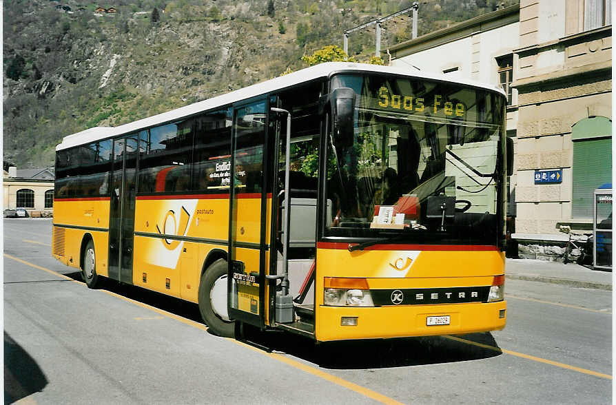 (052'936) - PTT-Regie - P 26'029 - Setra am 18. April 2002 beim Bahnhof Brig