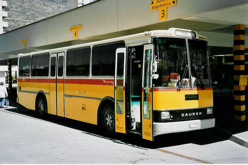 (053'018) - Bumann, Ausserberg - Nr. 4/VS 16'291 - Saurer/Lauber am 18. April 2002 in Visp, Postautostation