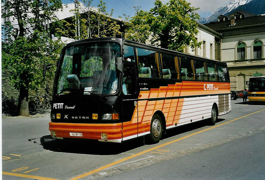 (053'032) - Aus Frankreich: Petit, Luxeuil - 747 KY 70 - Setra am 18. April 2002 beim Bahnhof Brig