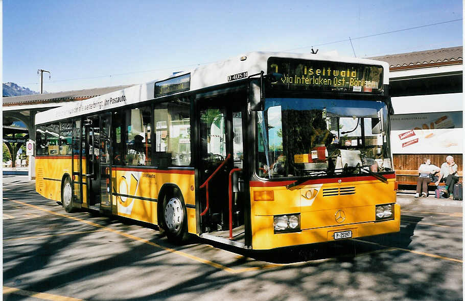 (053'335) - PTT-Regie - P 25'197 - Mercedes (ex In Albon, Visp) am 16. Mai 2002 beim Bahnhof Interlaken West