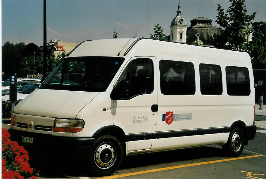 (054'132) - Arme du Salut, St-Aubin - NE 82'969 - Renault am 22. Juni 2002 beim Bahnhof Yverdon