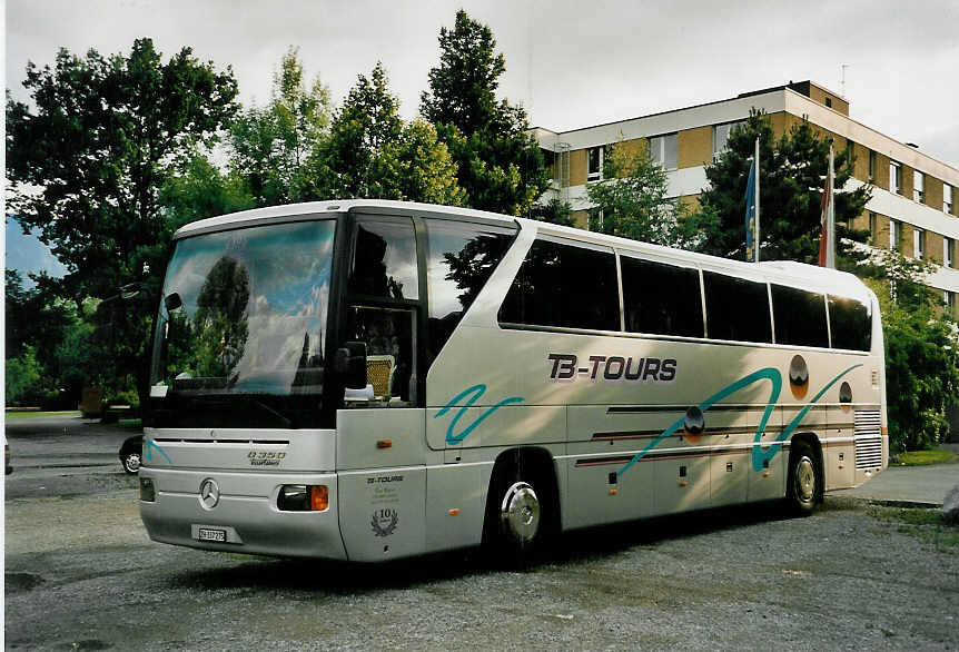 (054'215) - Blatter, Zrich - ZH 337'275 - Mercedes am 28. Juni 2002 in Thun, Lachenwiese