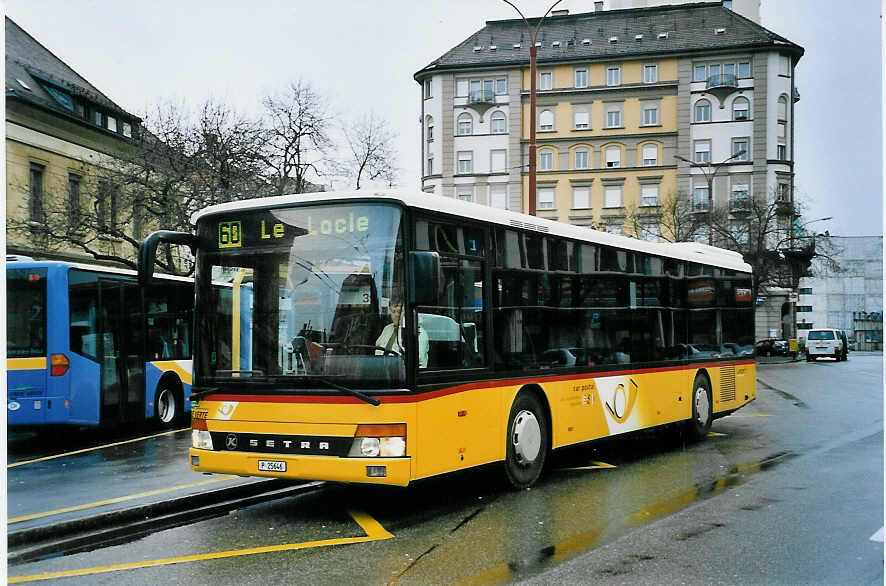 (057'408) - PTT-Regie - P 25'648 - Setra am 30. November 2002 beim Bahnhof La Chaux-de-Fonds