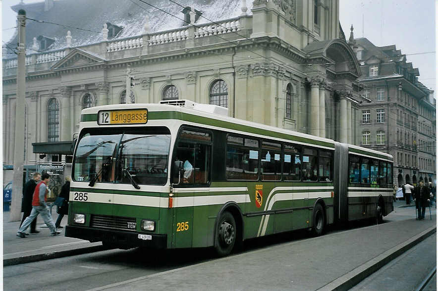 (057'620) - SVB Bern - Nr. 285/BE 419'285 - Volvo/R&J-Hess-Gangloff am 13. Dezember 2002 beim Bahnhof Bern