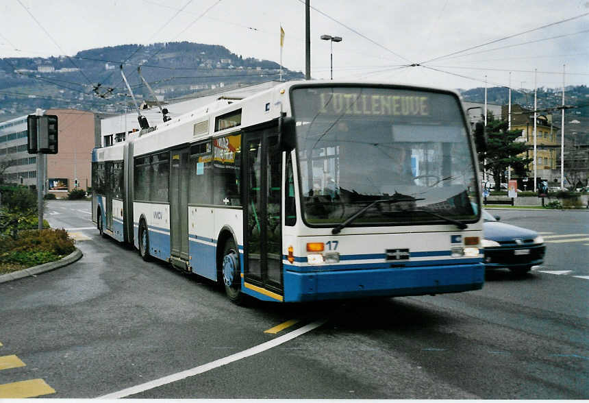 (058'421) - VMCV Clarens - Nr. 17 - Van Hool Gelenktrolleybus am 1. Januar 2003 beim Bahnhof Vevey