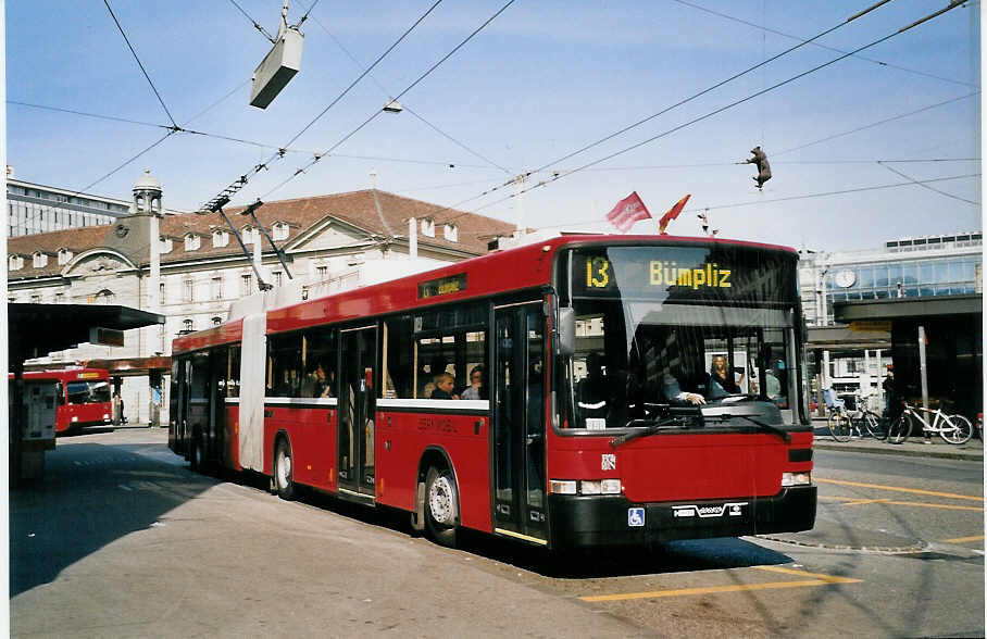 (059'527) - Bernmobil, Bern - Nr. 2 - NAW/Hess Gelenktrolleybus am 30. Mrz 2003 beim Bahnhof Bern