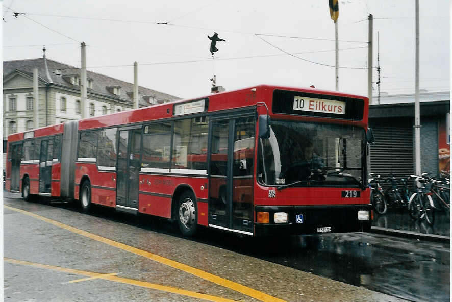 (060'219) - Bernmobil, Bern - Nr. 219/BE 513'219 - MAN am 22. Mai 2003 beim Bahnhof Bern