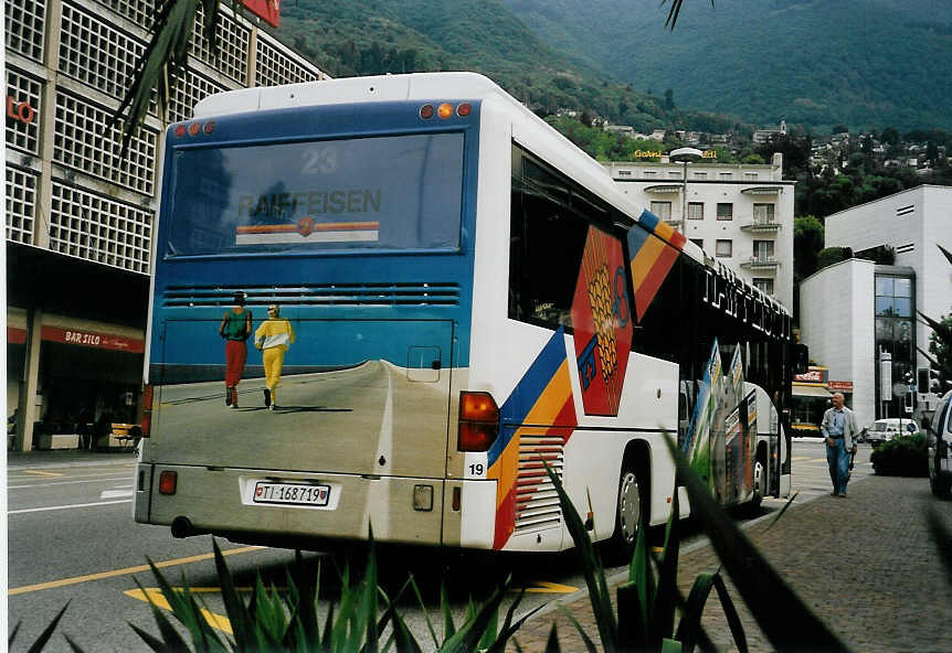 (060'327) - FART Locarno - Nr. 19/TI 168'719 - Mercedes am 26. Mai 2003 beim Bahnhof Locarno