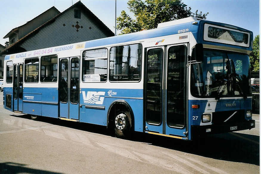 (061'628) - VBRF Regensdorf - Nr. 27/ZH 17'147 - Volvo/Hess am 19. Juli 2003 beim Bahnhof Regensdorf