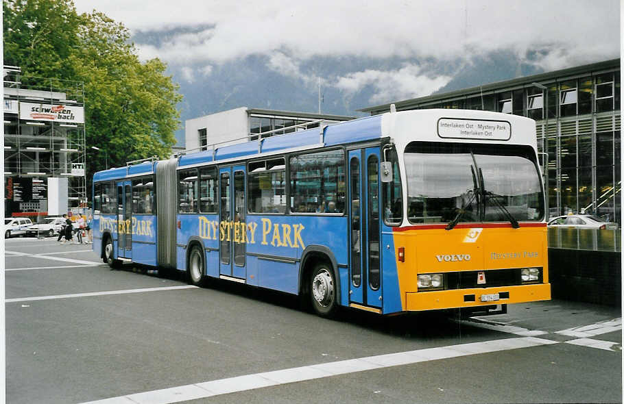 (062'010) - PostAuto Berner Oberland - BE 554'103 - Volvo/R&J (ex VB Biel Nr. 132) am 28. Juli 2003 beim Bahnhof Interlaken Ost