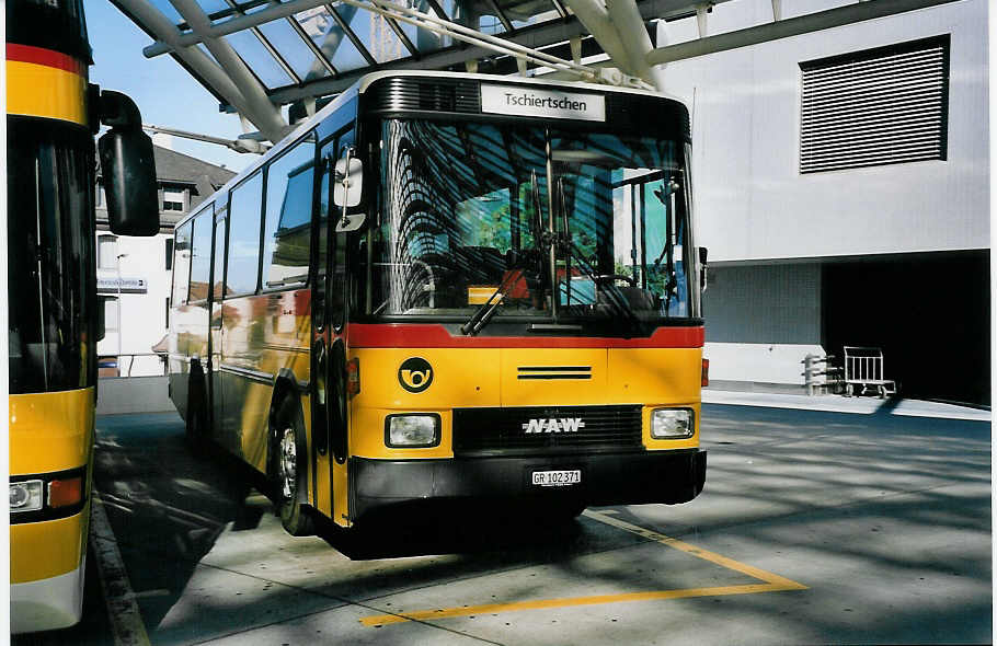 (062'235) - PostAuto Graubnden - GR 102'371 - NAW/Hess (ex P 24'428) am 30. Juli 2003 in Chur, Postautostation