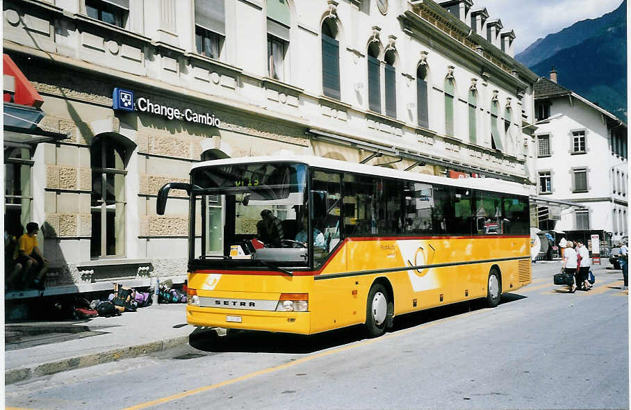 (062'313) - PostAuto Oberwallis - VS 245'887 - Setra am 30. Juli 2003 beim Bahnhof Brig