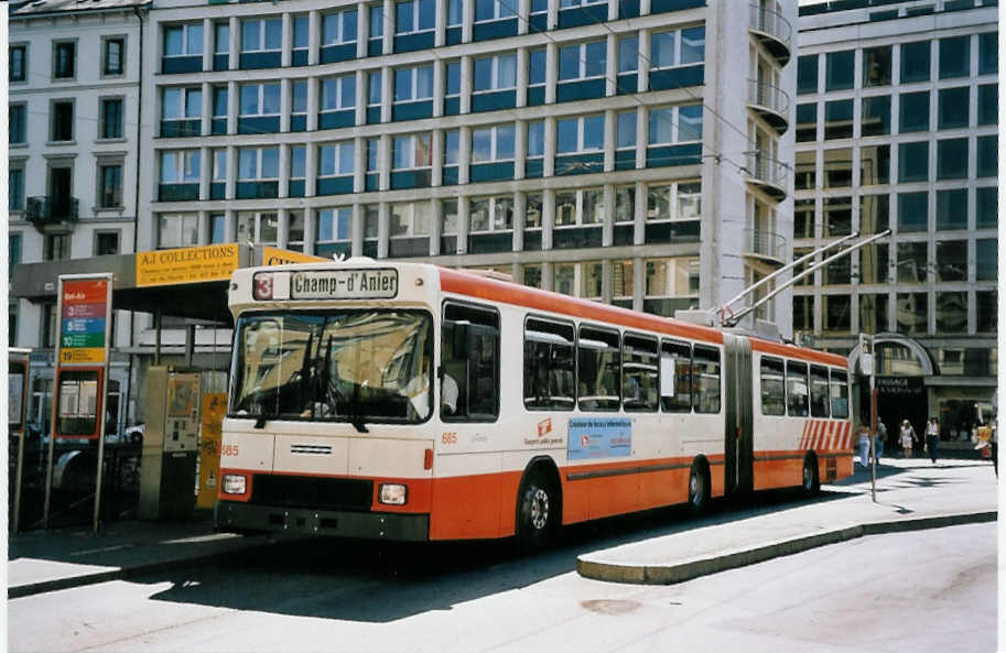 (062'521) - TPG Genve - Nr. 685 - NAW/Hess Gelenktrolleybus am 4. August 2003 in Genve, Bel-Air