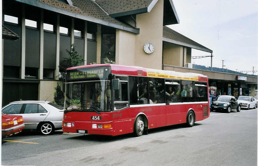 (062'730) - Bernmobil, Bern - Nr. 454/BE 535'454 - MAN/Berkhof am 24. August 2003 beim Bahnhof Konolfingen