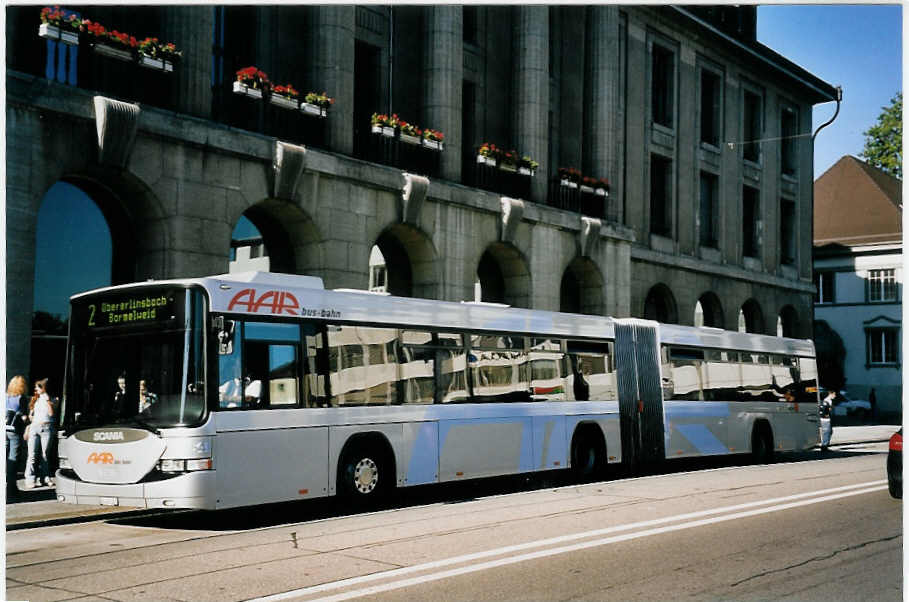 (063'220) - AAR bus+bahn, Aarau - Nr. 164/AG 430'323 - Scania/Hess am 3. September 2003 beim Bahnhof Aarau