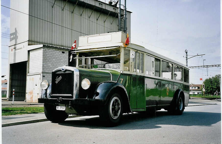 (063'323) - SVB Bern (TVB) - Nr. 7/BE 27'107 - Saurer/R&Str. am 7. September 2003 beim Bahnhof Fraubrunnen