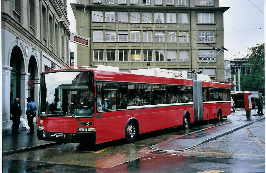 (063'407) - Bernmobil, Bern - Nr. 3 - NAW/Hess Gelenktrolleybus am 11. September 2003 beim Bahnhof Bern