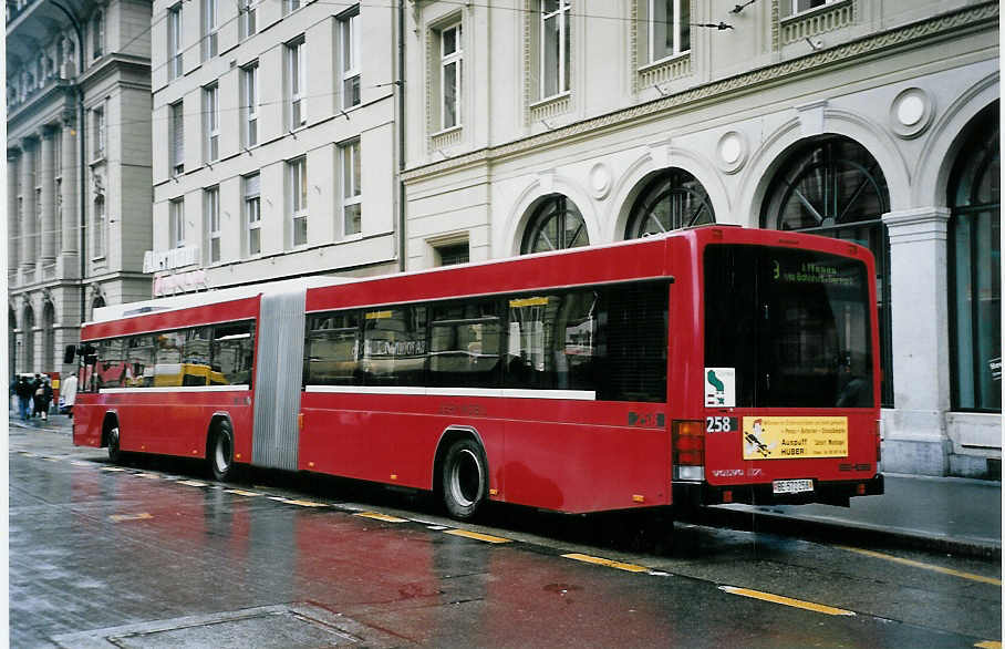 (063'410) - Bernmobil, Bern - Nr. 258/BE 572'258 - Volvo/Hess am 11. September 2003 beim Bahnhof Bern