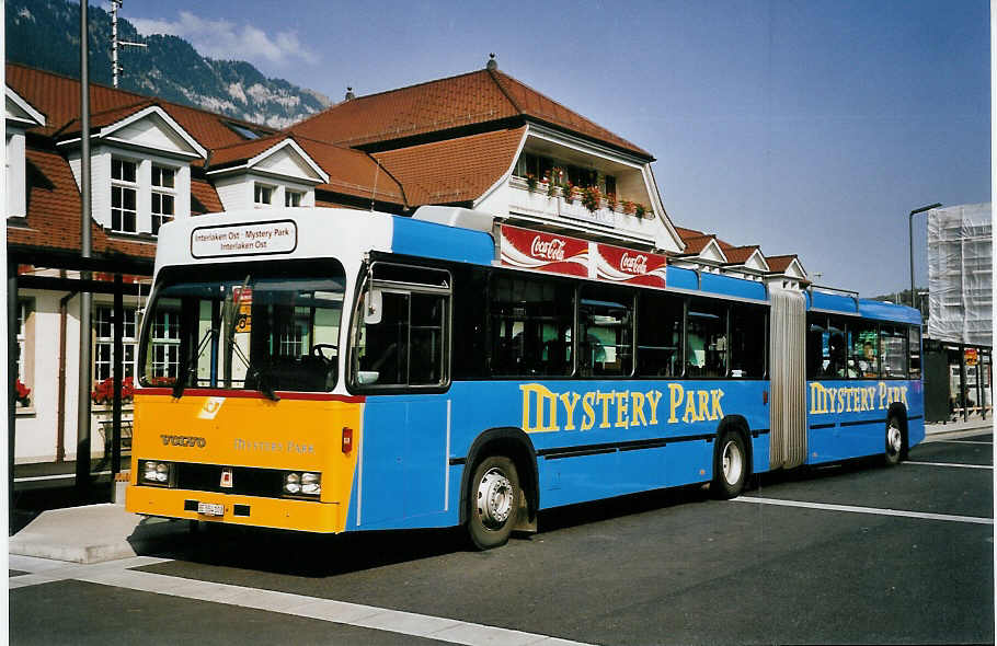 (063'504) - PostAuto Berner Oberland - BE 554'103 - Volvo/R&J (ex VB Biel Nr. 132) am 22. September 2003 beim Bahnhof Interlaken Ost