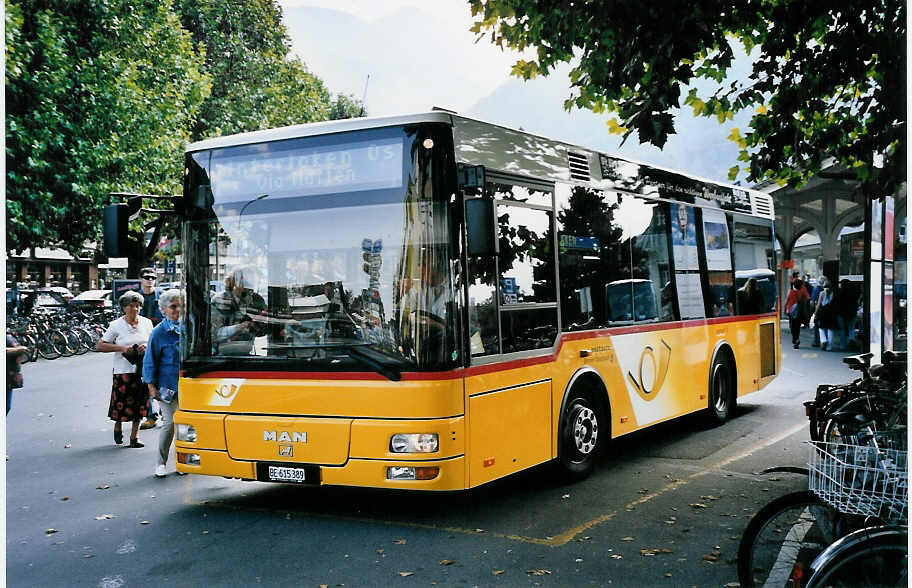 (063'511) - PostAuto Berner Oberland - BE 615'389 - MAN/Gppel (ex P 23'033) am 22. September 2003 beim Bahnhof Interlaken West