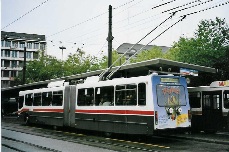 (063'737) - VBSG St. Gallen - Nr. 168 - NAW/Hess Gelenktrolleybus am 9. Oktober 2003 beim Bahnhof St. Gallen