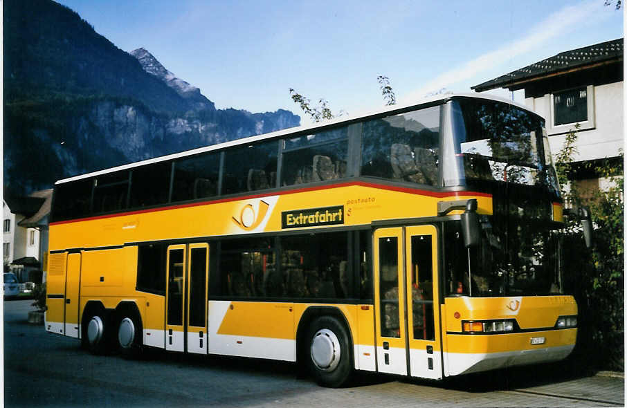 (063'937) - AVG Meiringen - Nr. 71/BE 412'071 - Neoplan (ex P 27'813) am 11. Oktober 2003 in Meiringen, Garage