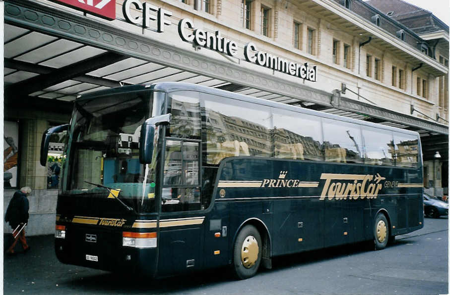 (064'603) - TourisCar, Genve - GE 96'242 - Van Hool am 29. November 2003 beim Bahnhof Lausanne