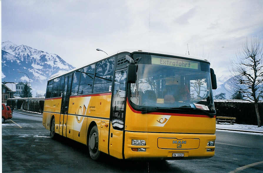 (064'728) - Dillier, Sarnen - Nr. 7/OW 10'267 - MAN am 27. Dezember 2003 beim Bahnhof Sarnen