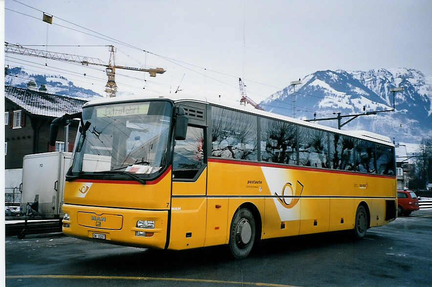 (064'729) - Dillier, Sarnen - Nr. 7/OW 10'267 - MAN am 27. Dezember 2003 beim Bahnhof Sarnen