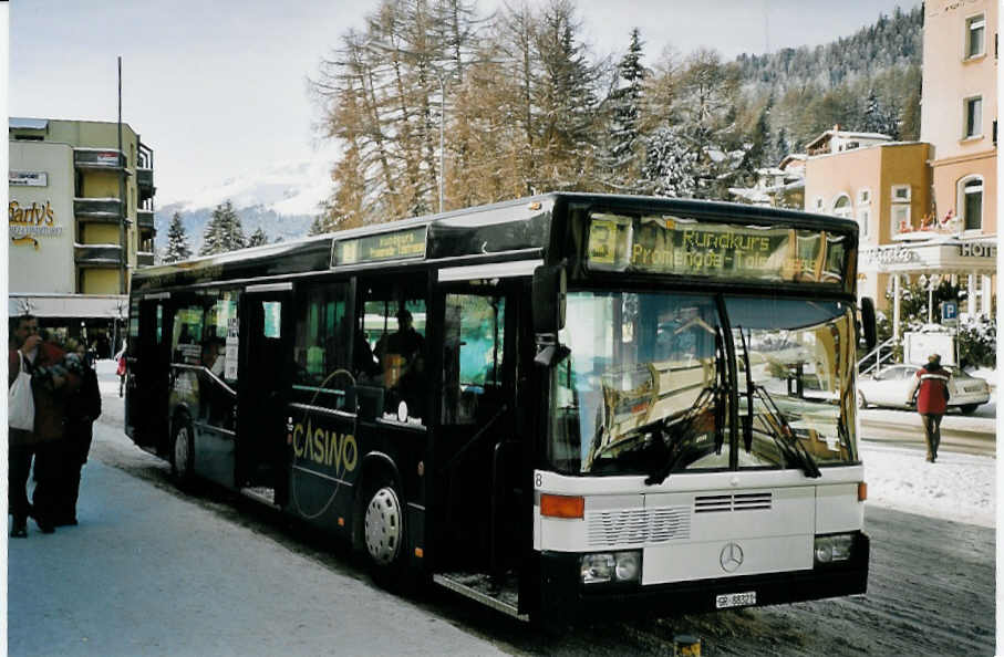 (065'021) - VBD Davos - Nr. 8/GR 88'321 - Mercedes am 1. Januar 2004 beim Bahnhof Davos-Dorf