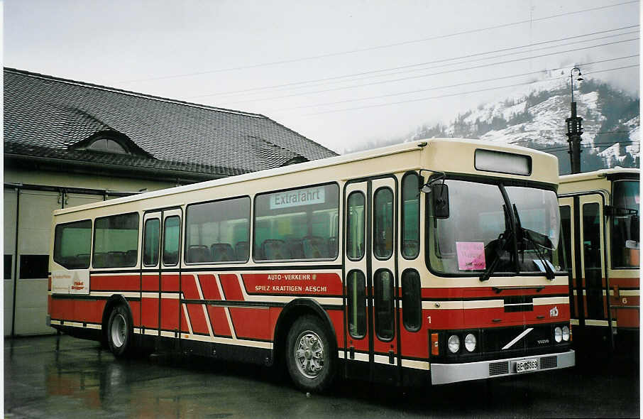 (065'305) - ASKA Aeschi - Nr. 1/BE 26'869 - Volvo/FHS am 7. Februar 2004 beim Bahnhof Frutigen