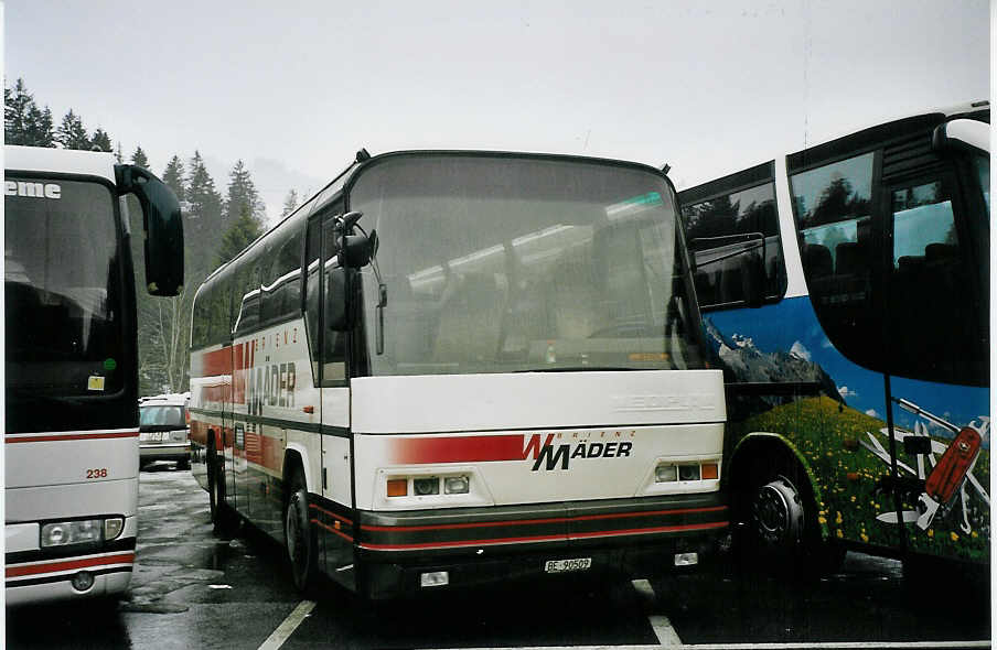 (065'414) - Mder, Schwanden - BE 90'509 - Neoplan am 7. Februar 2004 in Adelboden, Mineralquelle 