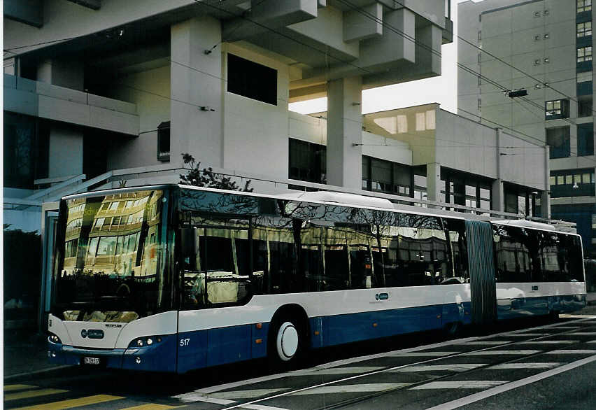 (065'532) - VBZ Zrich - Nr. 517/ZH 726'517 - Neoplan am 16. Februar 2004 beim Bahnhof Zrich-Oerlikon