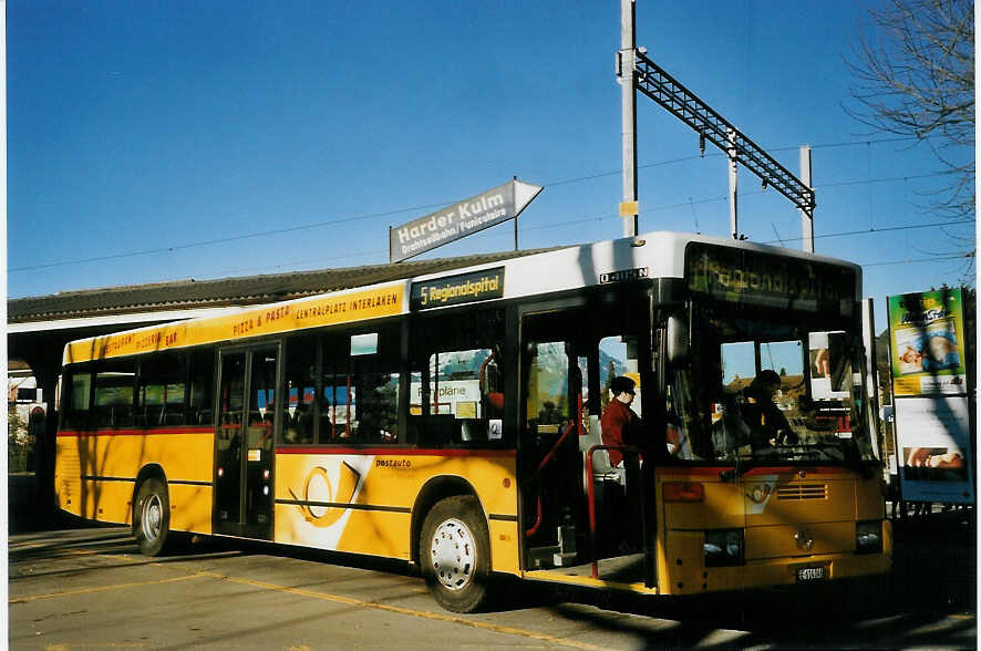 (066'032) - PostAuto Berner Oberland - BE 614'046 - Mercedes (ex P 25'572) am 17. Mrz 2004 beim Bahnhof Interlaken West