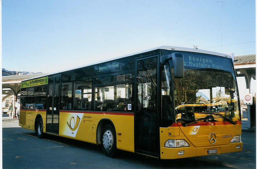 (066'033) - PostAuto Berner Oberland - BE 615'392 - Mercedes (ex P 25'382) am 17. Mrz 2004 beim Bahnhof Interlaken West