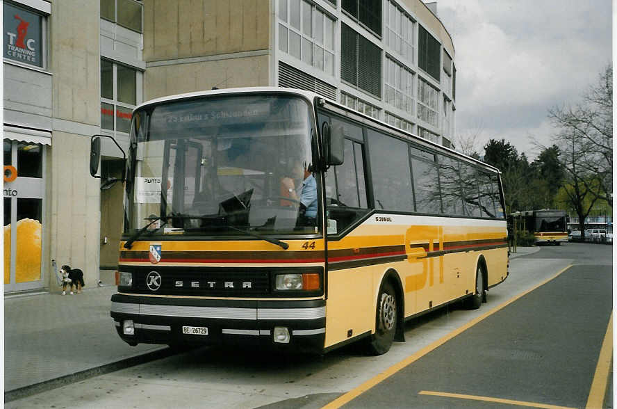 (066'517) - STI Thun - Nr. 44/BE 26'729 - Setra (ex AGS Sigriswil) am 17. April 2004 beim Bahnhof Thun