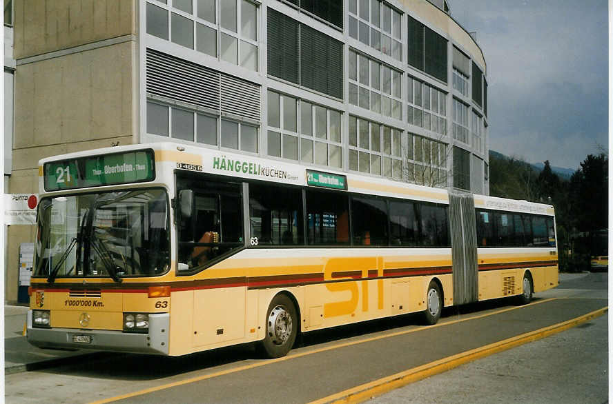 (066'520) - STI Thun - Nr. 63/BE 433'663 - Mercedes am 17. April 2004 beim Bahnhof Thun