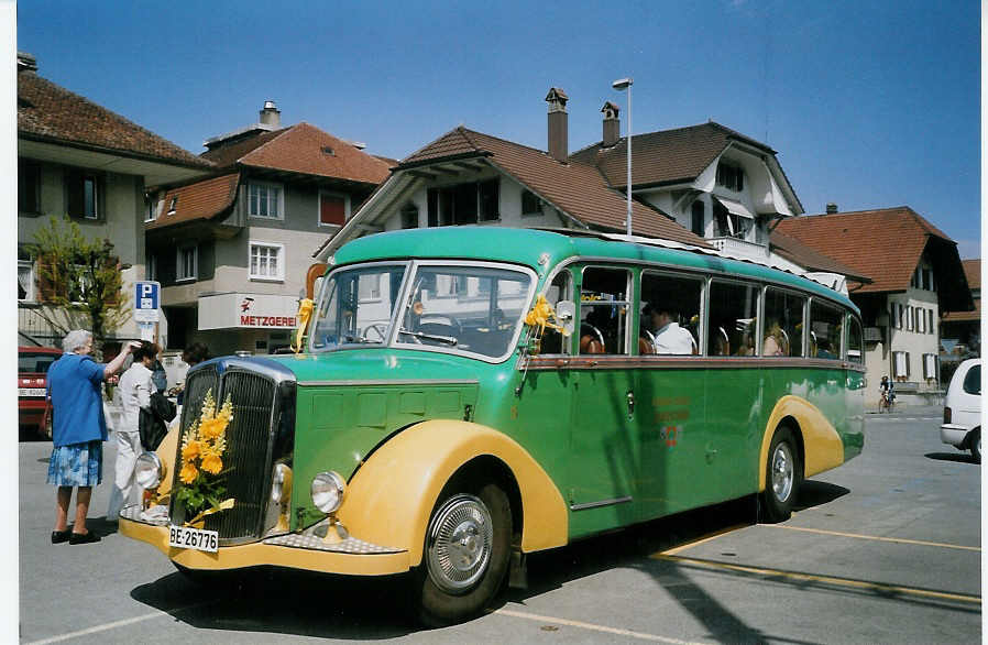 (067'602) - STI Thun - Nr. 15/BE 26'776 - Saurer/Gangloff (ex AvH Heimenschwand Nr. 5) am 16. Mai 2004 beim Bahnhof Seftigen