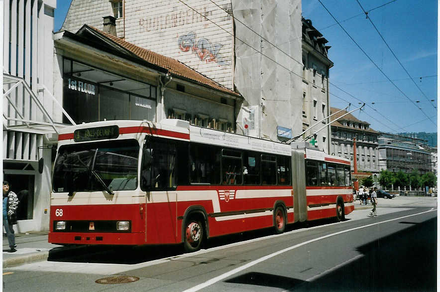 (068'115) - VB Biel - Nr. 68 - Volvo/R&J Gelenktrolleybus am 29. Mai 2004 in Biel, Zentralplatz