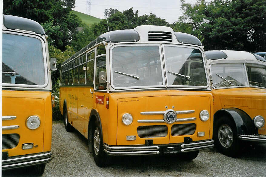 (068'533) - Oldie-Tours Zrisee, Wollerau - Nr. 23 - Saurer/Saurer am 19. Juni 2004 in Schmerikon, Garage