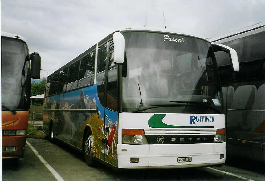 (068'701) - Ruffiner, Turtmann - VS 68'136 - Setra am 19. Juni 2004 beim Bahnhof Interlaken West