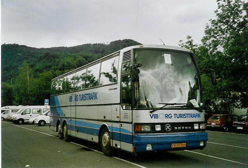 (068'825) - Aus Dnemark: Dahl, Viborg - PB 95'969 - Setra am 5. Juli 2004 in Thun, Seestrasse