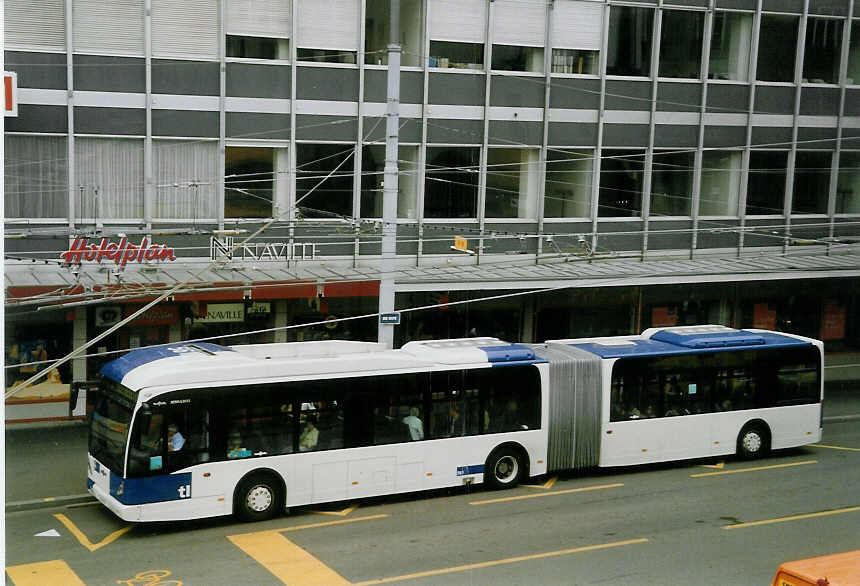 (069'112) - TL Lausanne - Nr. 561/VD 545'169 - Van Hool am 8. Juli 2004 in Lausanne, Place Riponne