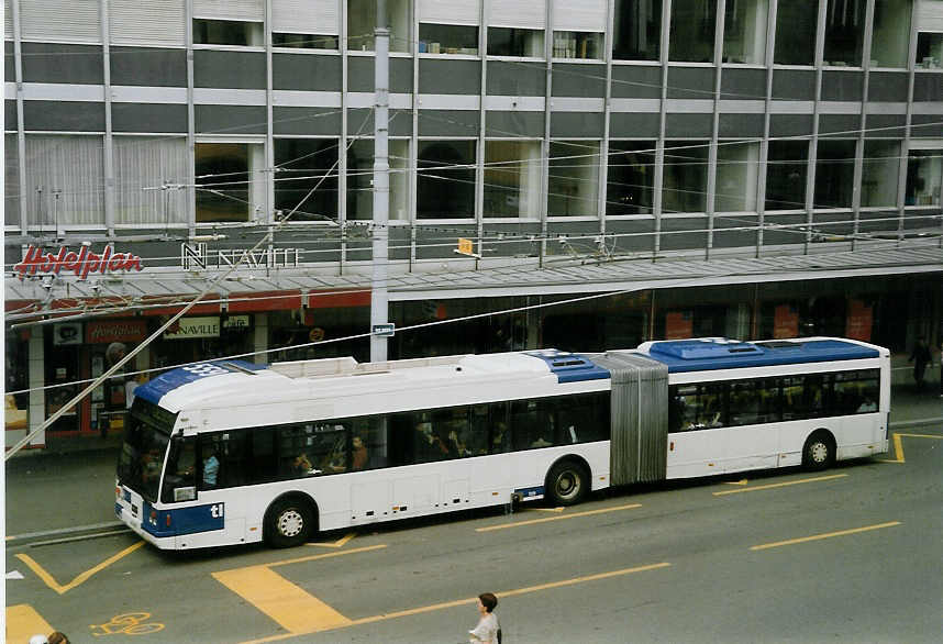 (069'117) - TL Lausanne - Nr. 559/VD 1657 - Van Hool am 8. Juli 2004 in Lausanne, Place Riponne