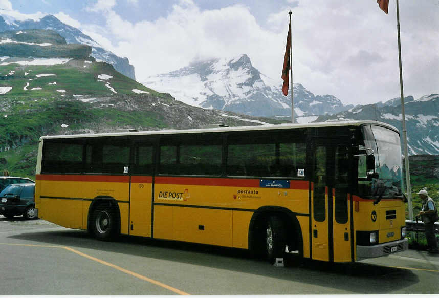 (069'436) - Walker, Urnerboden - UR 9230 - NAW/R&J (ex Schnider, Schpfheim) am 17. Juli 2004 auf dem Klausenpass