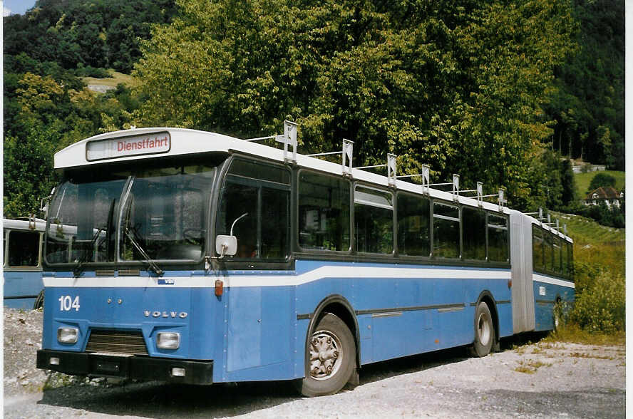 (069'509) - VBL Luzern - Nr. 104 - Volvo/Hess am 17. Juli 2004 in Nfels