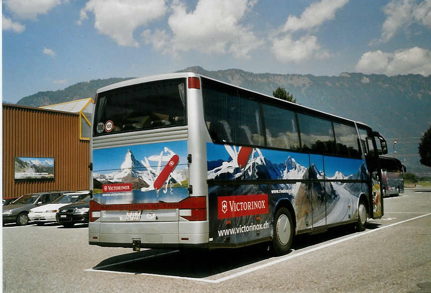 (069'833) - Ruffiner, Turtmann - VS 247'223 - Setra am 1. August 2004 beim Bahnhof Wilderswil