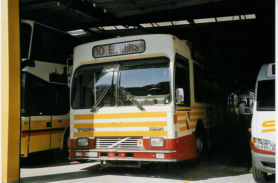 (069'913) - STI Thun - Nr. 32/BE 419'032 - Volvo/R&J (ex SAT Thun Nr. 32) am 2. August 2004 in Thun, Garage